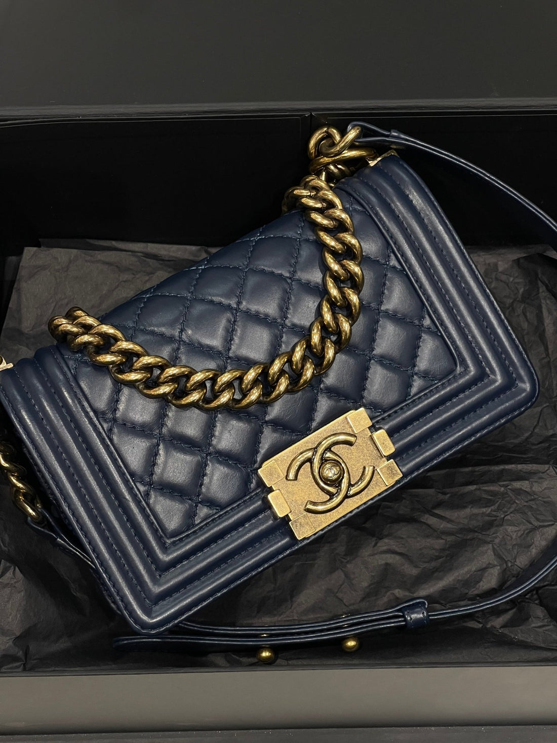 Chanel - Sac Petit Boy bleu nuit - Les Folies d&