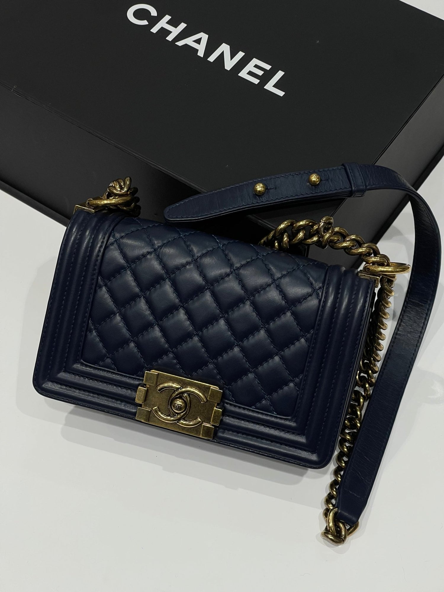 Chanel - Sac Petit Boy bleu nuit - Les Folies d&