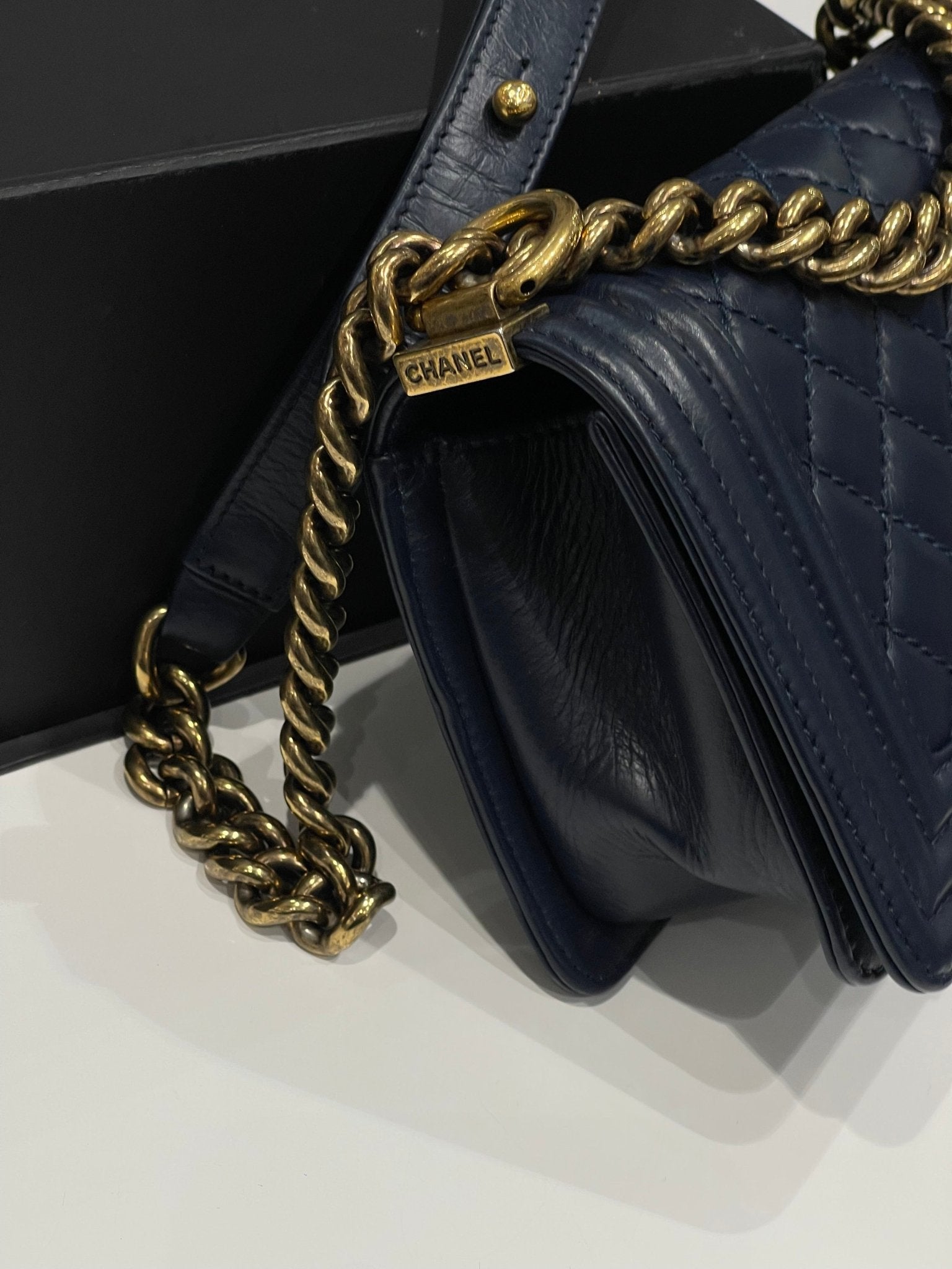 Chanel - Sac Petit Boy bleu nuit - Les Folies d&