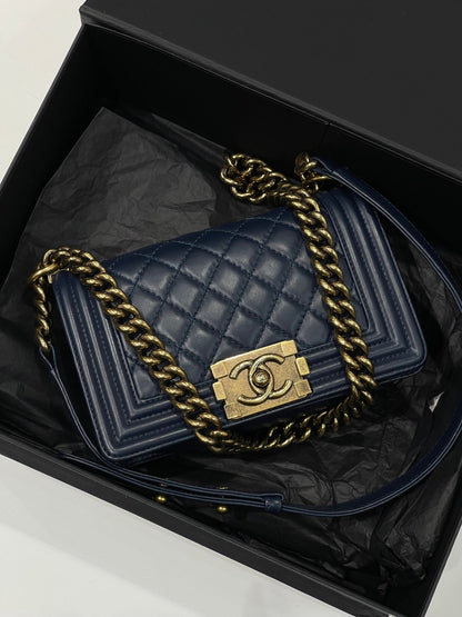 Chanel - Sac Petit Boy bleu nuit - Les Folies d&