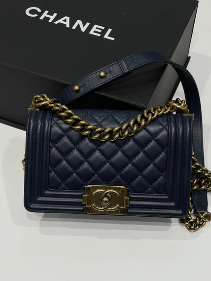 Chanel - Sac Petit Boy bleu nuit - Les Folies d&