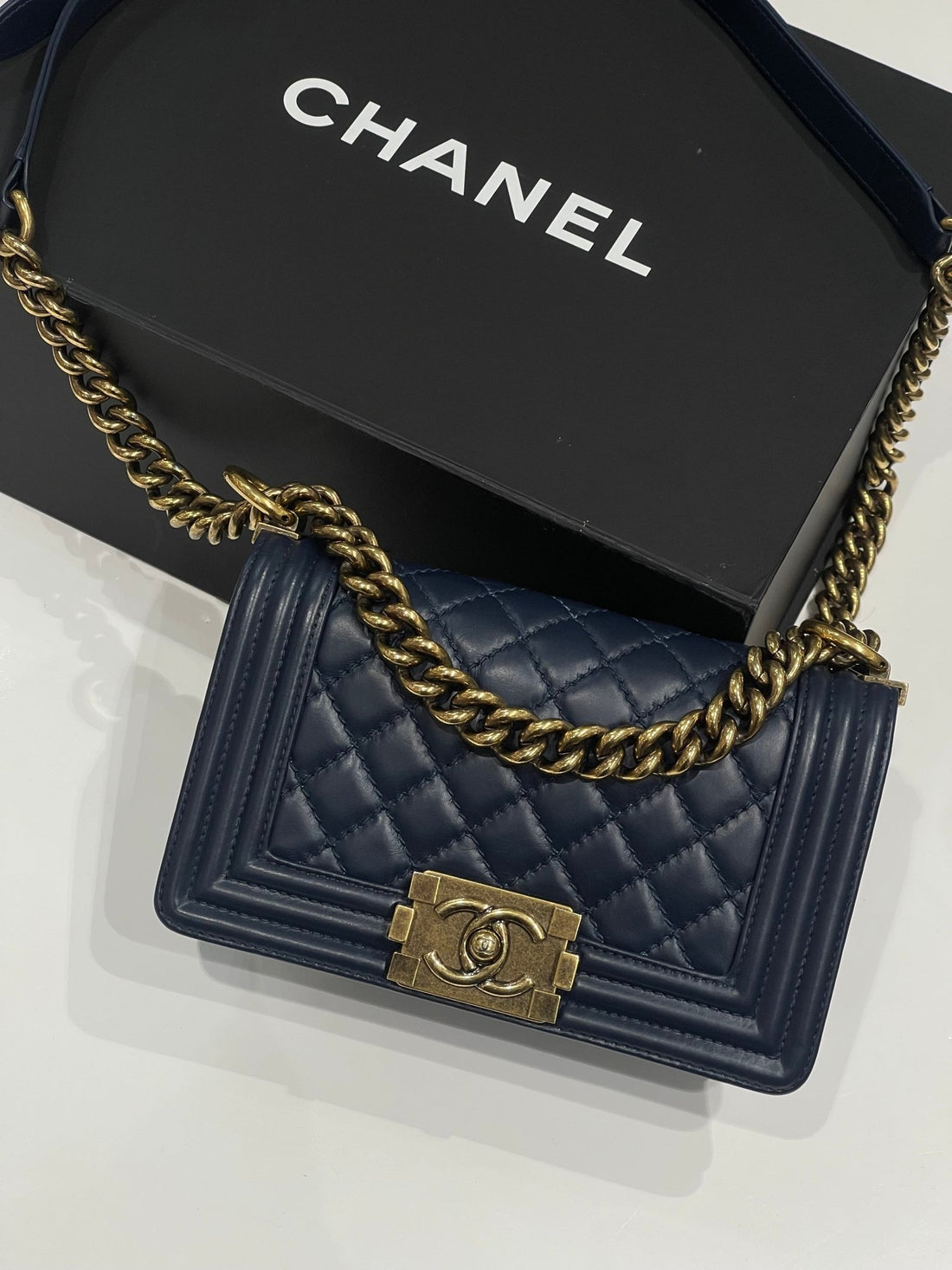 Chanel - Sac Petit Boy bleu nuit - Les Folies d&