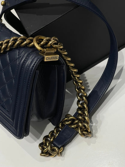 Chanel - Sac Petit Boy bleu nuit - Les Folies d&