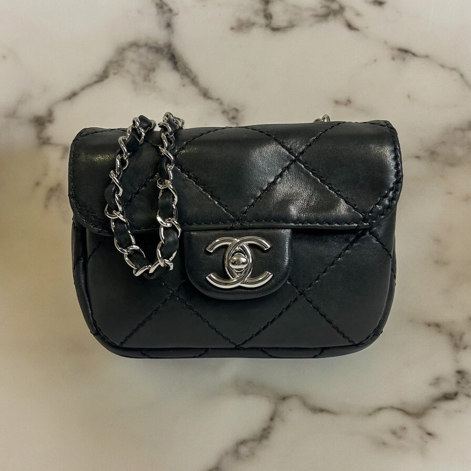 Chanel - Sac rabat petit carré - Les Folies d&