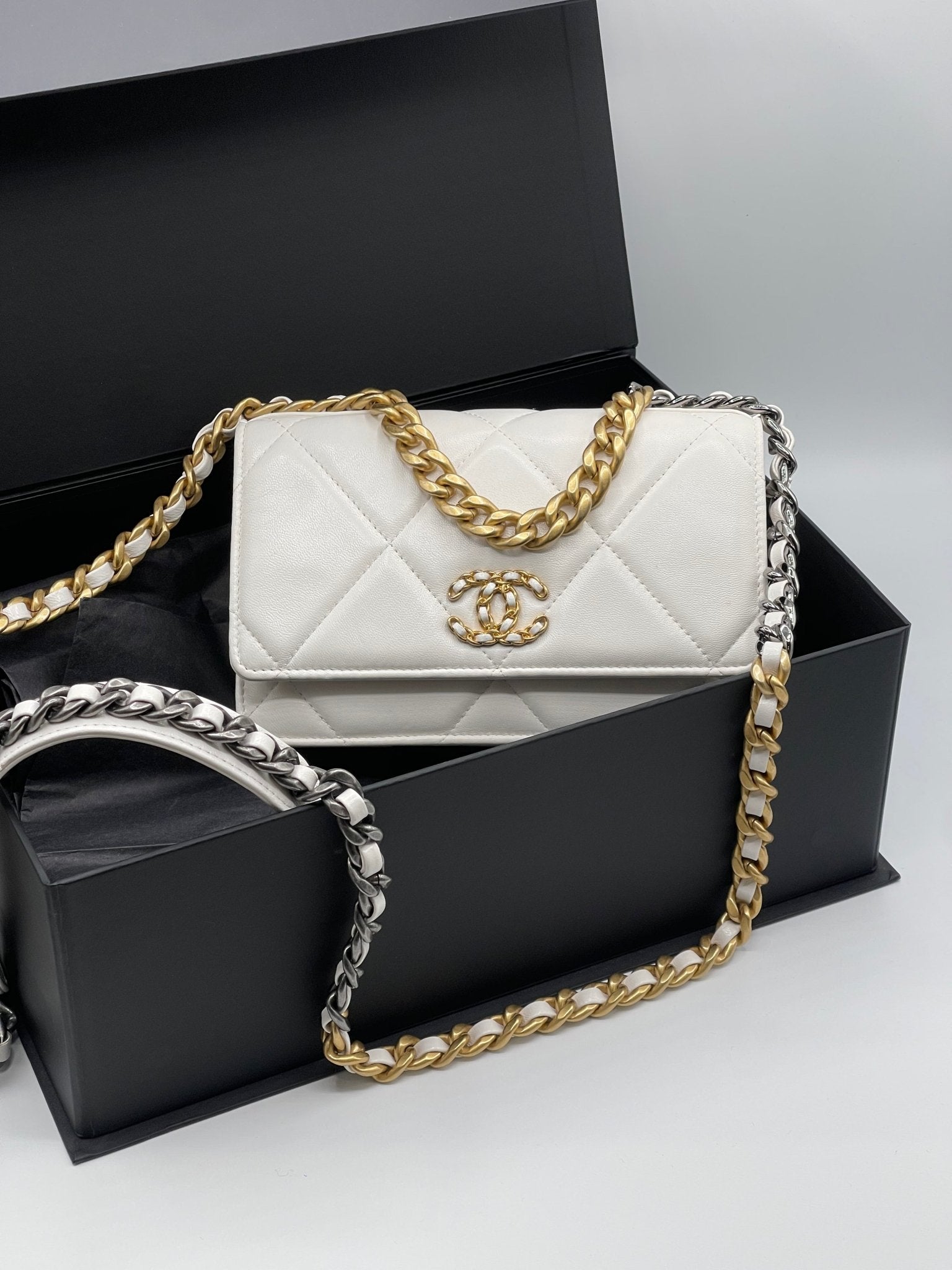 Chanel Sac Geldborse mit Kette 19 blanc