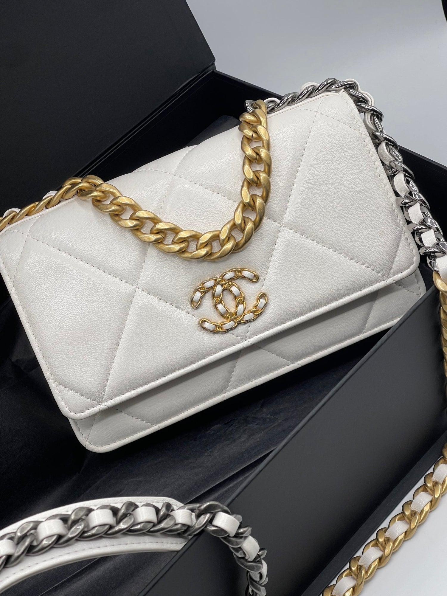 Chanel - Sac wallet on chain 19 blanc - Les Folies d&