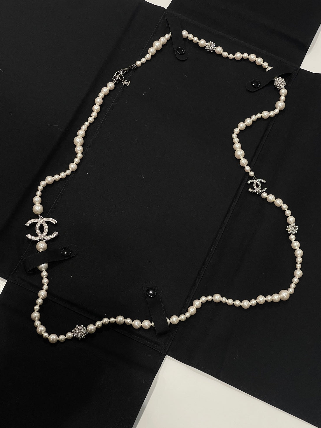 Chanel - Sautoir perles et srass CC - Les Folies d&