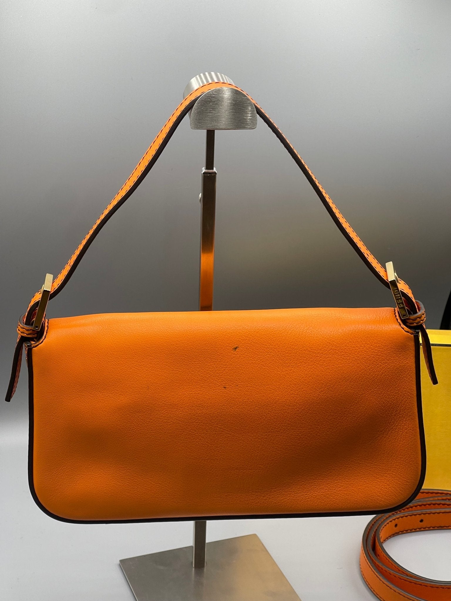 Fendi - Sac Baguette orange - Les Folies d&