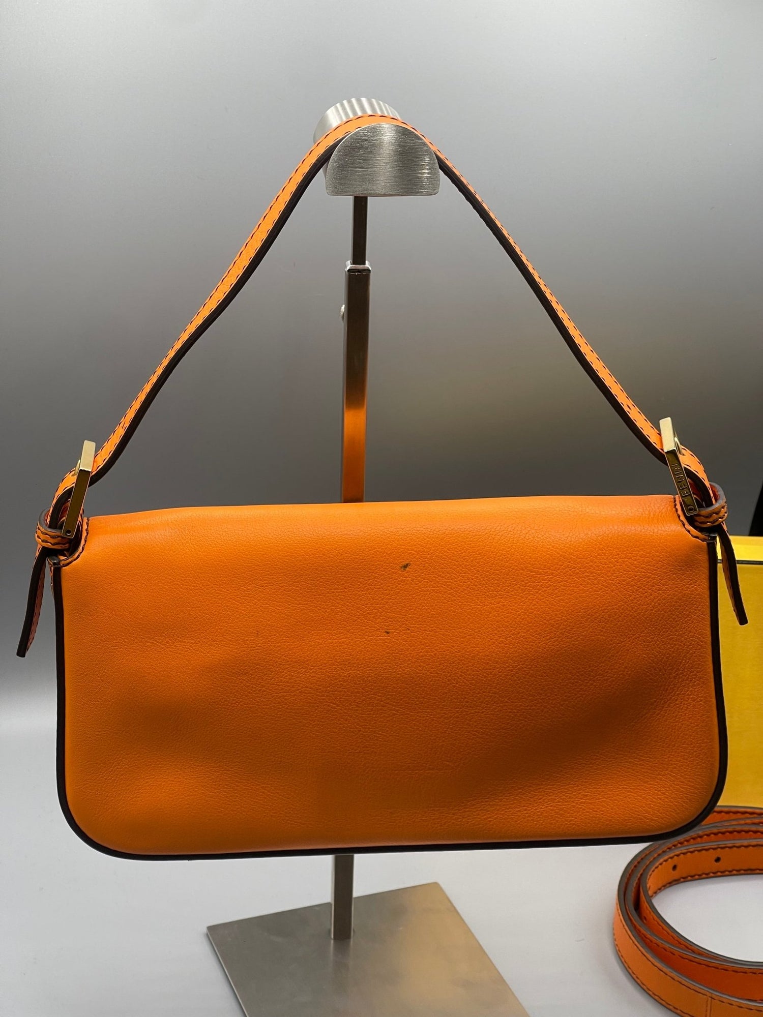 Fendi - Sac Baguette orange - Les Folies d&