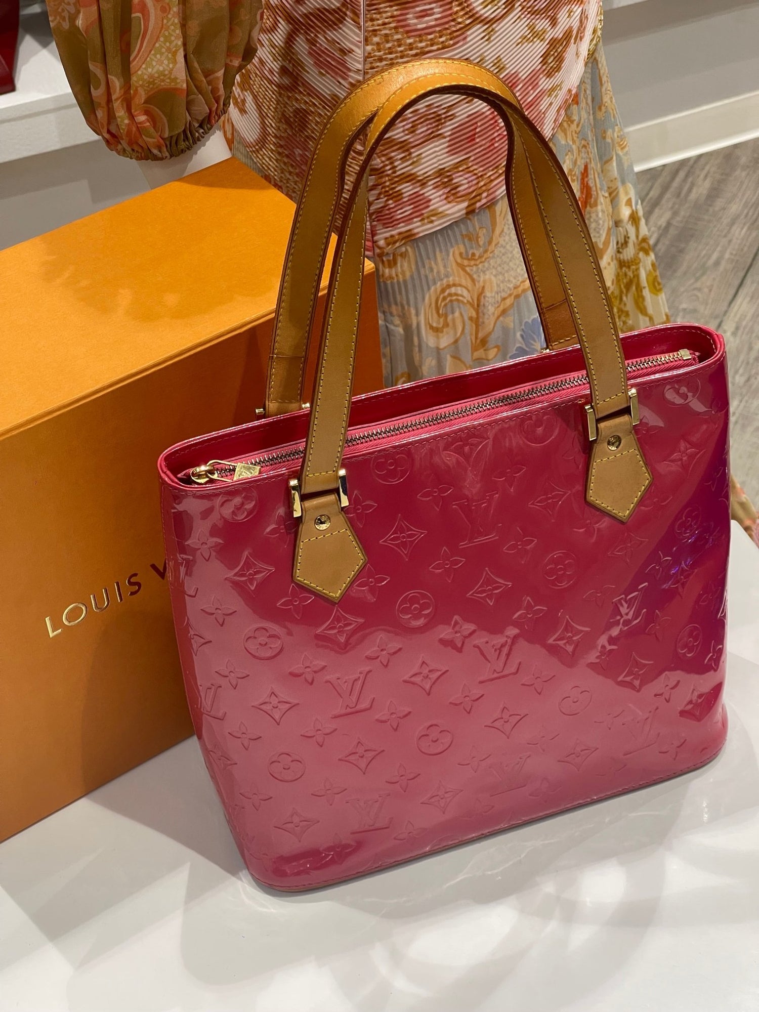 Louis Vuitton - Sac Houston cuir verni monogramme rose - Les Folies d&