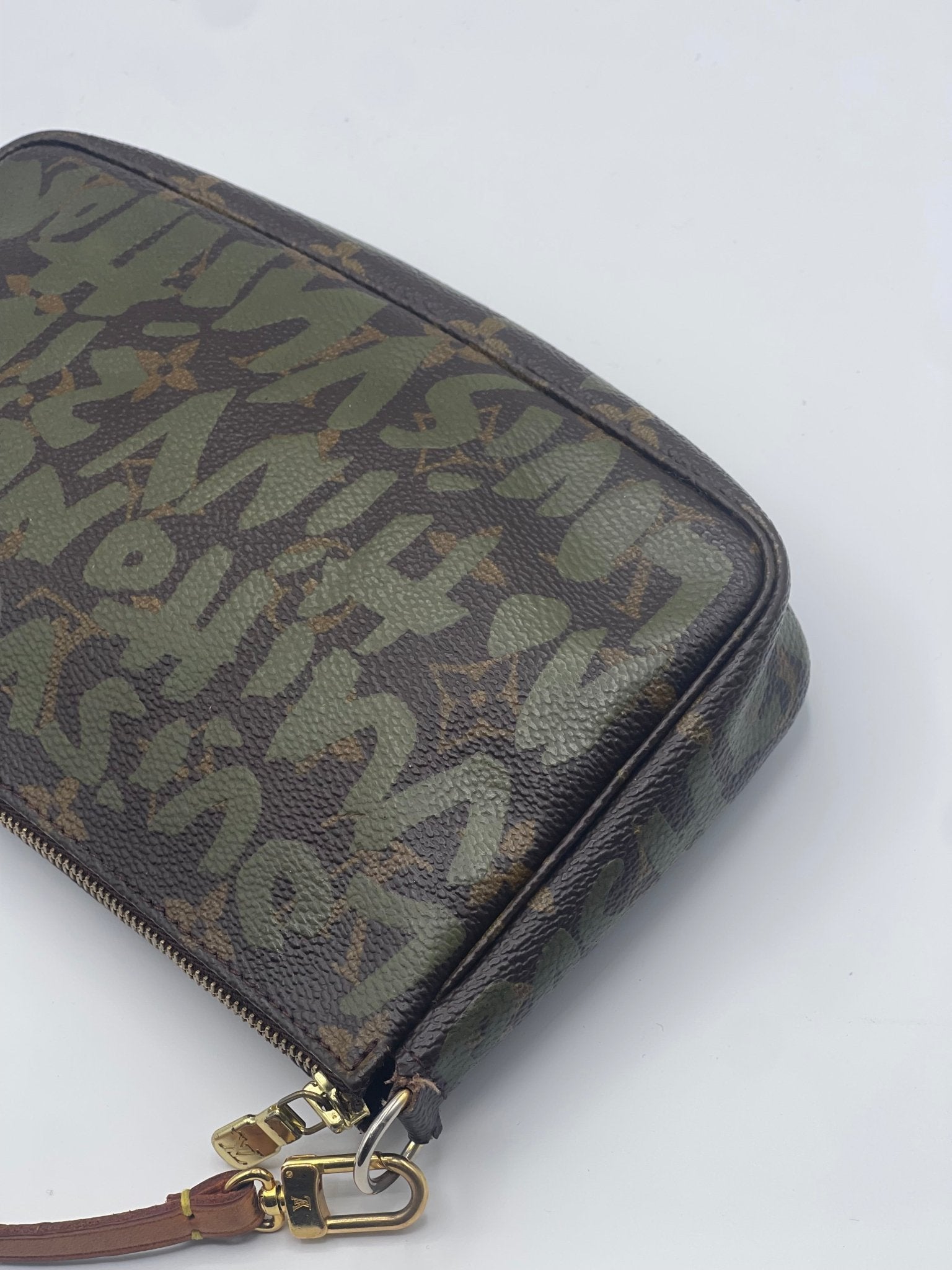 Louis Vuitton - Sac Pochette Graffiti Kaki - Les Folies d&