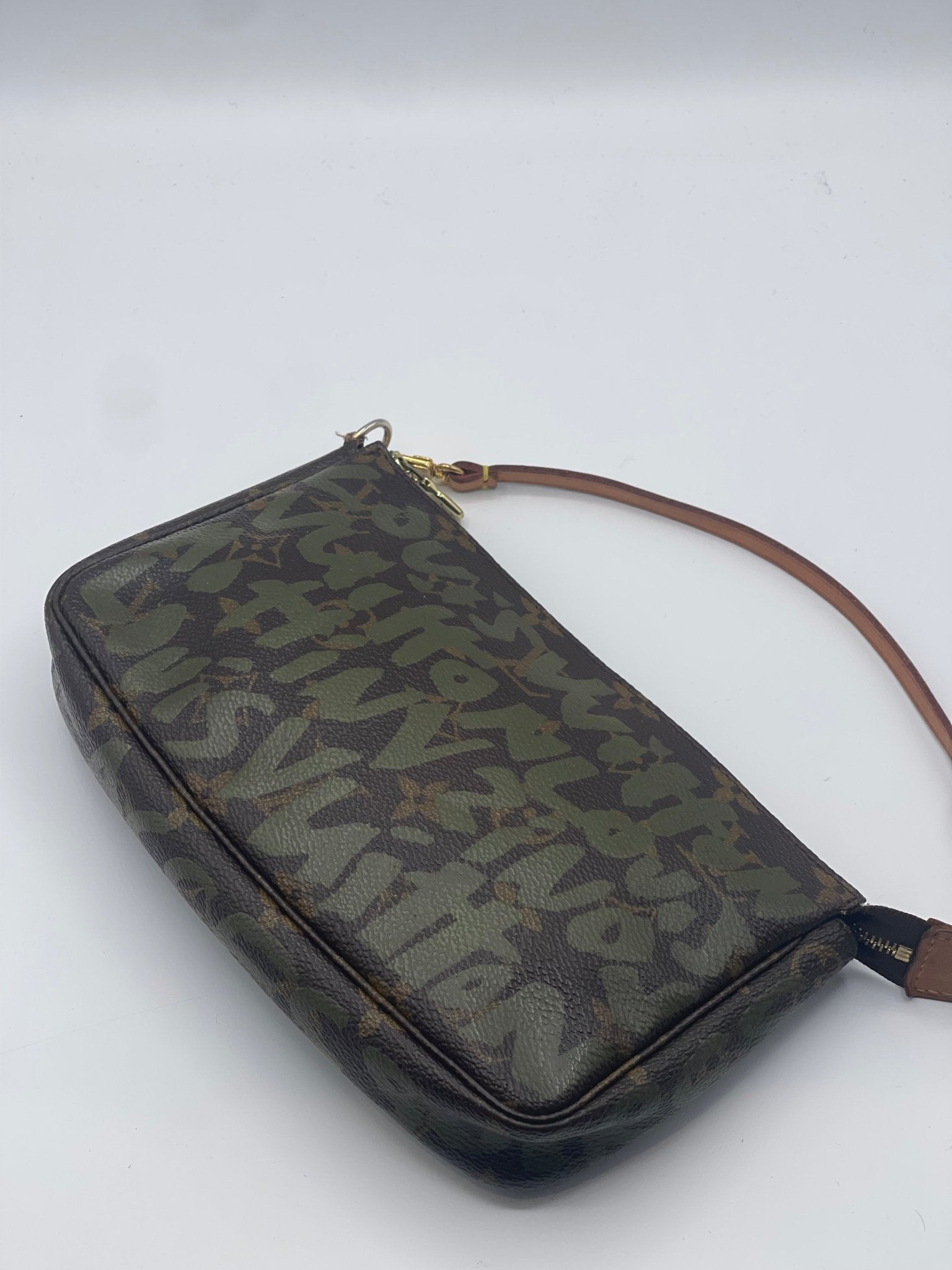 Louis Vuitton - Sac Pochette Graffiti Kaki - Les Folies d&