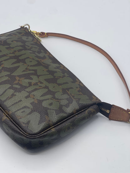 Louis Vuitton - Sac Pochette Graffiti Kaki - Les Folies d&