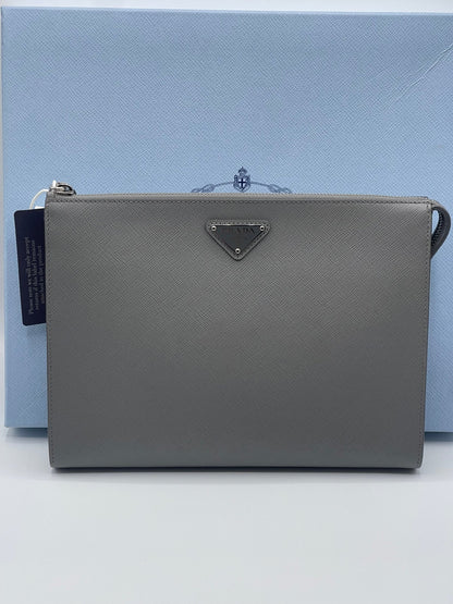 Prada - Sac Pochette cuir saffiano gris marbre - Les Folies d&