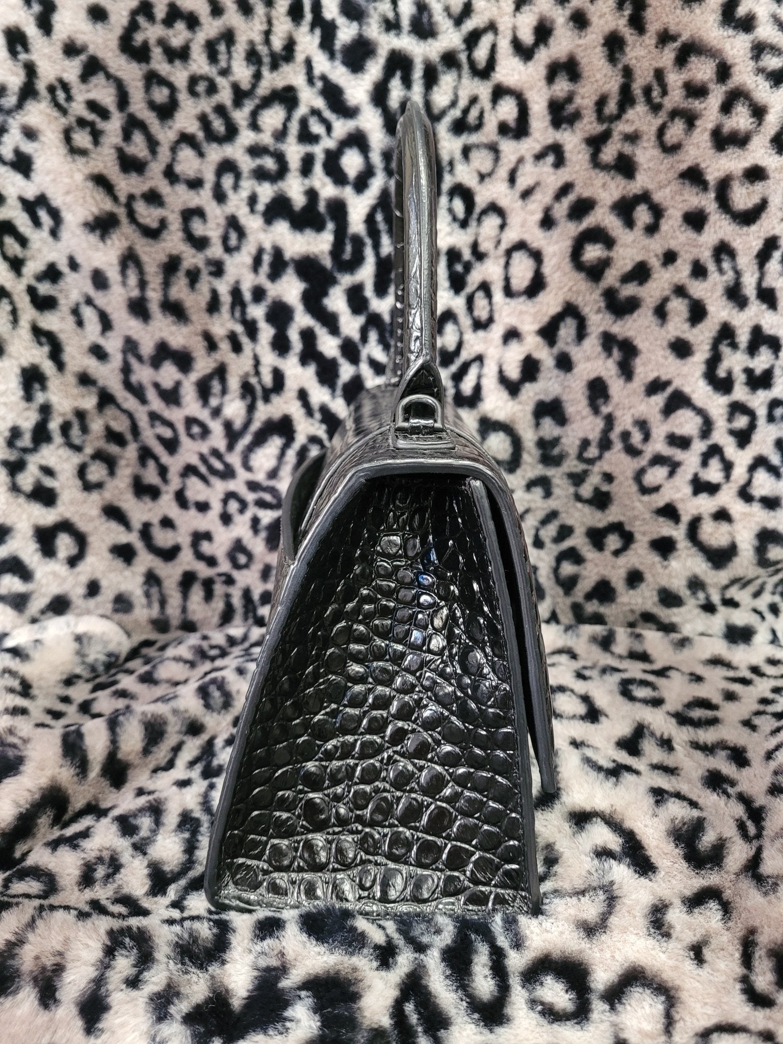 Balenciaga sac Hourglass fa on croco Les Folies d Eugenie