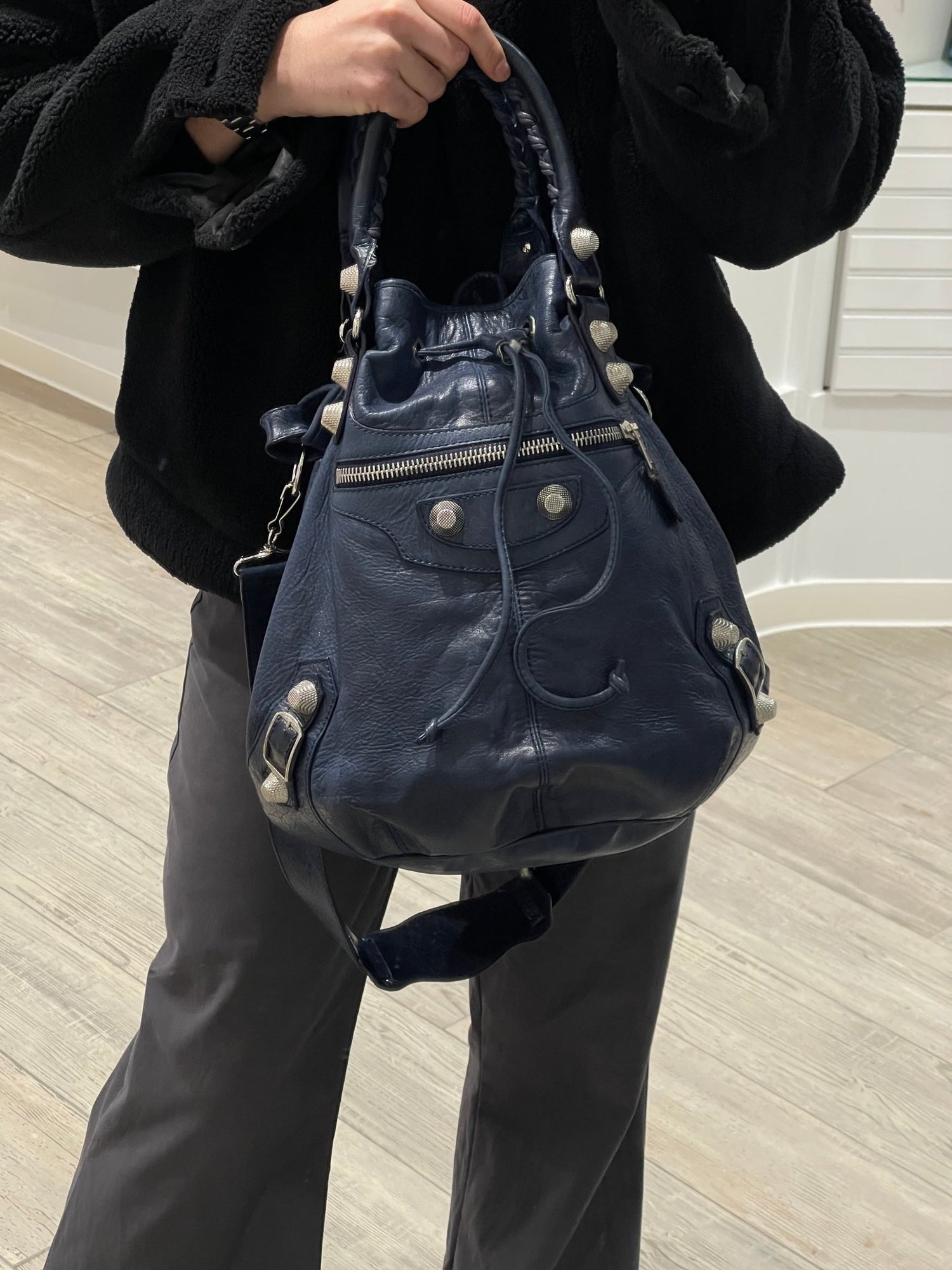 Balenciaga - Sac Pompom bleu marine - Les Folies d&