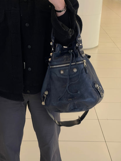 Balenciaga - Sac Pompom bleu marine - Les Folies d&