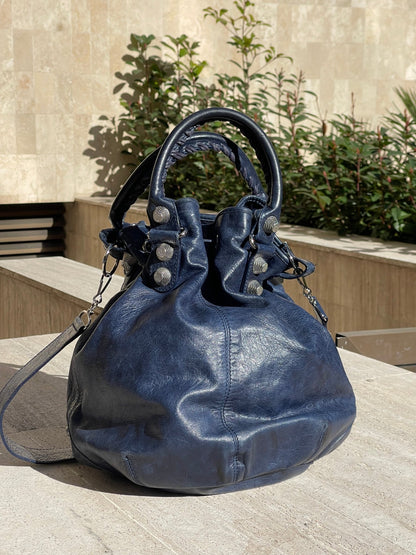 Balenciaga - Sac Pompom bleu marine - Les Folies d&