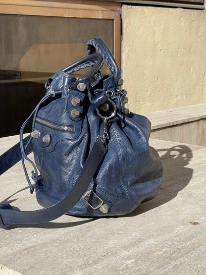 Balenciaga - Sac Pompom bleu marine - Les Folies d&