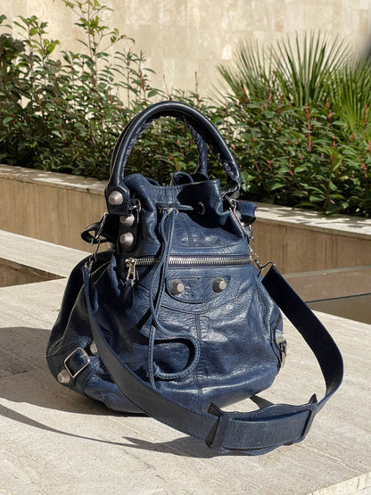 Balenciaga - Sac Pompom bleu marine - Les Folies d&