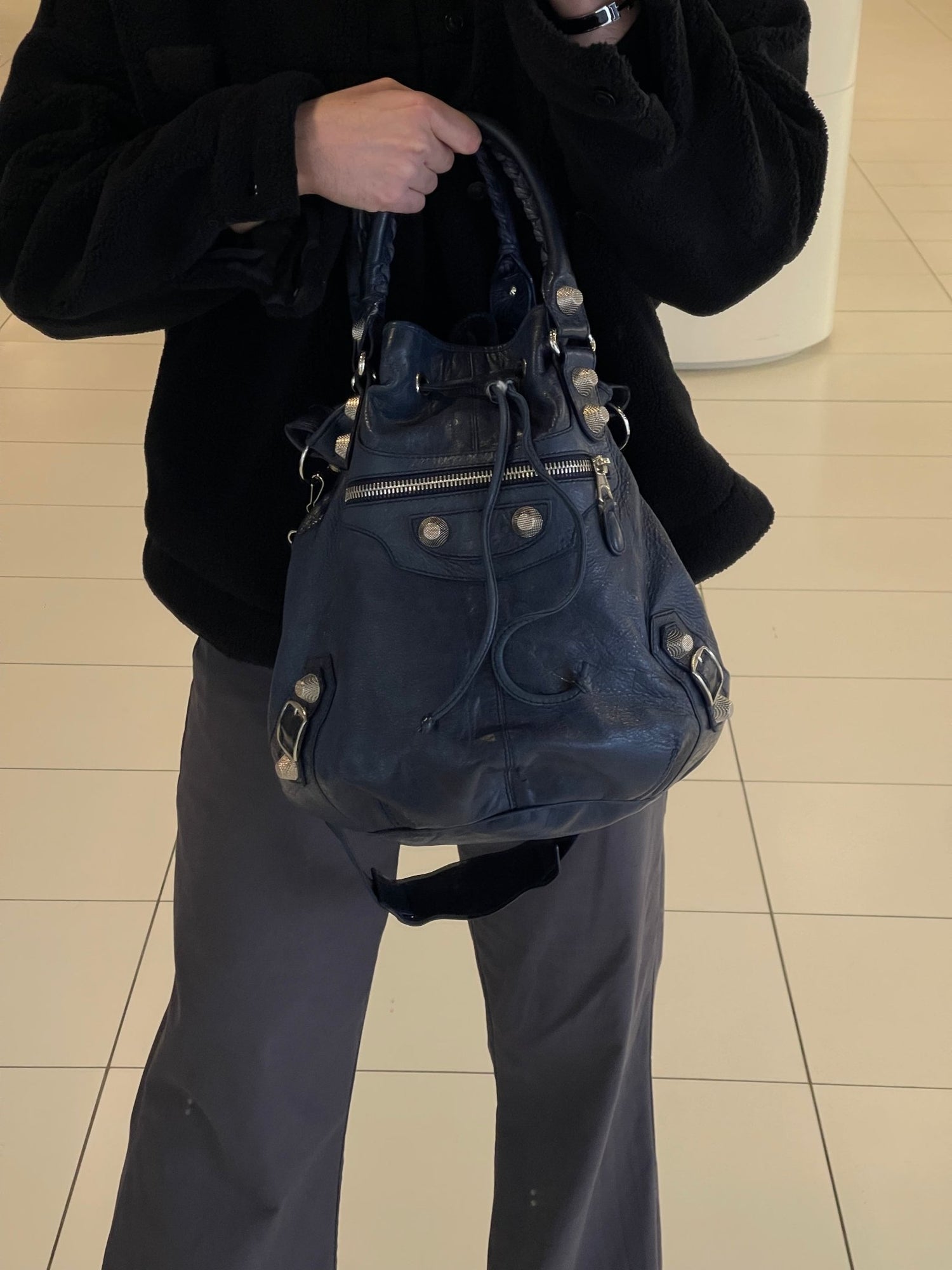 Balenciaga - Sac Pompom bleu marine - Les Folies d&