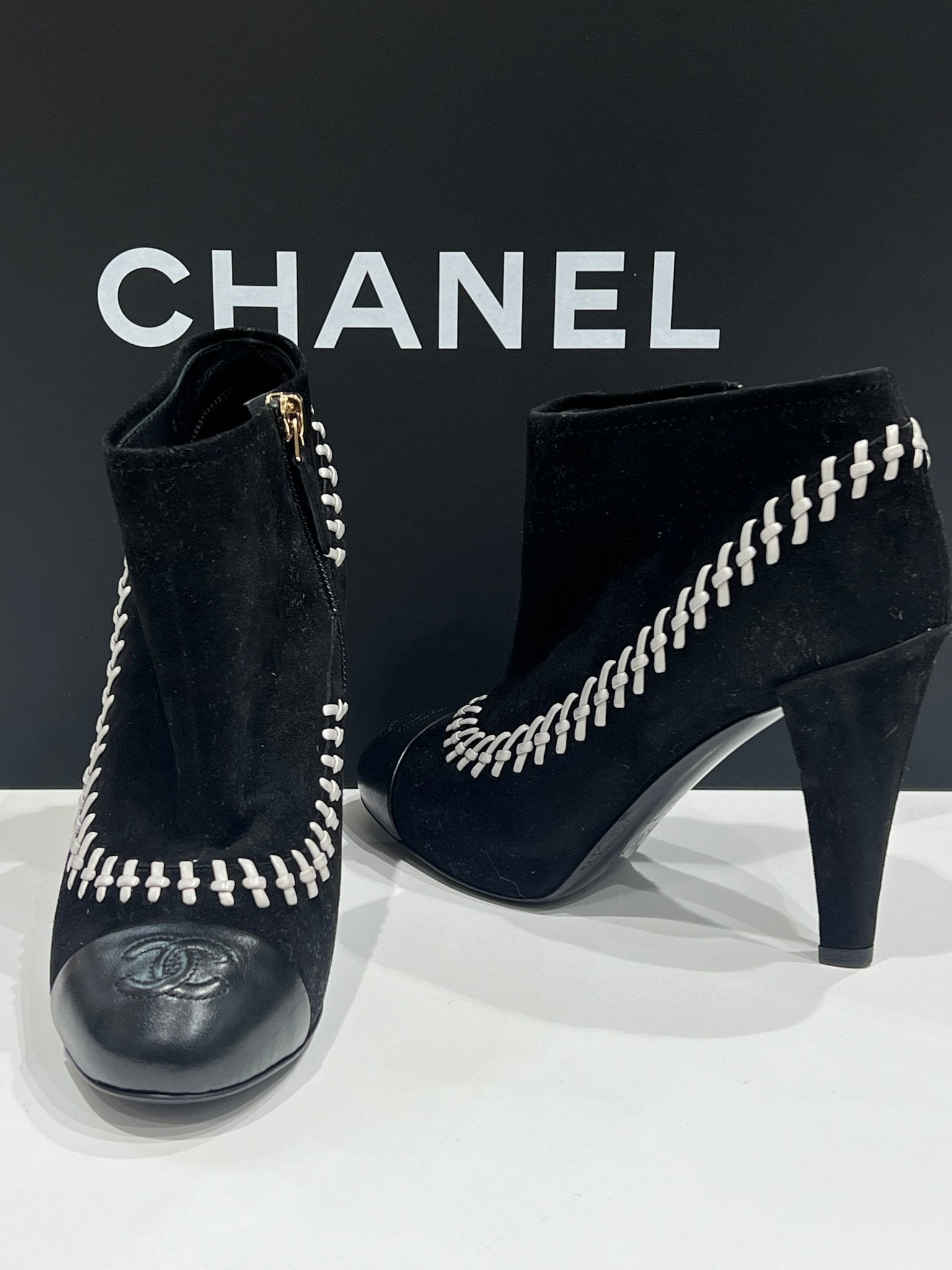 Chanel - boots daim, noir et blanc ￼ - Les Folies d&