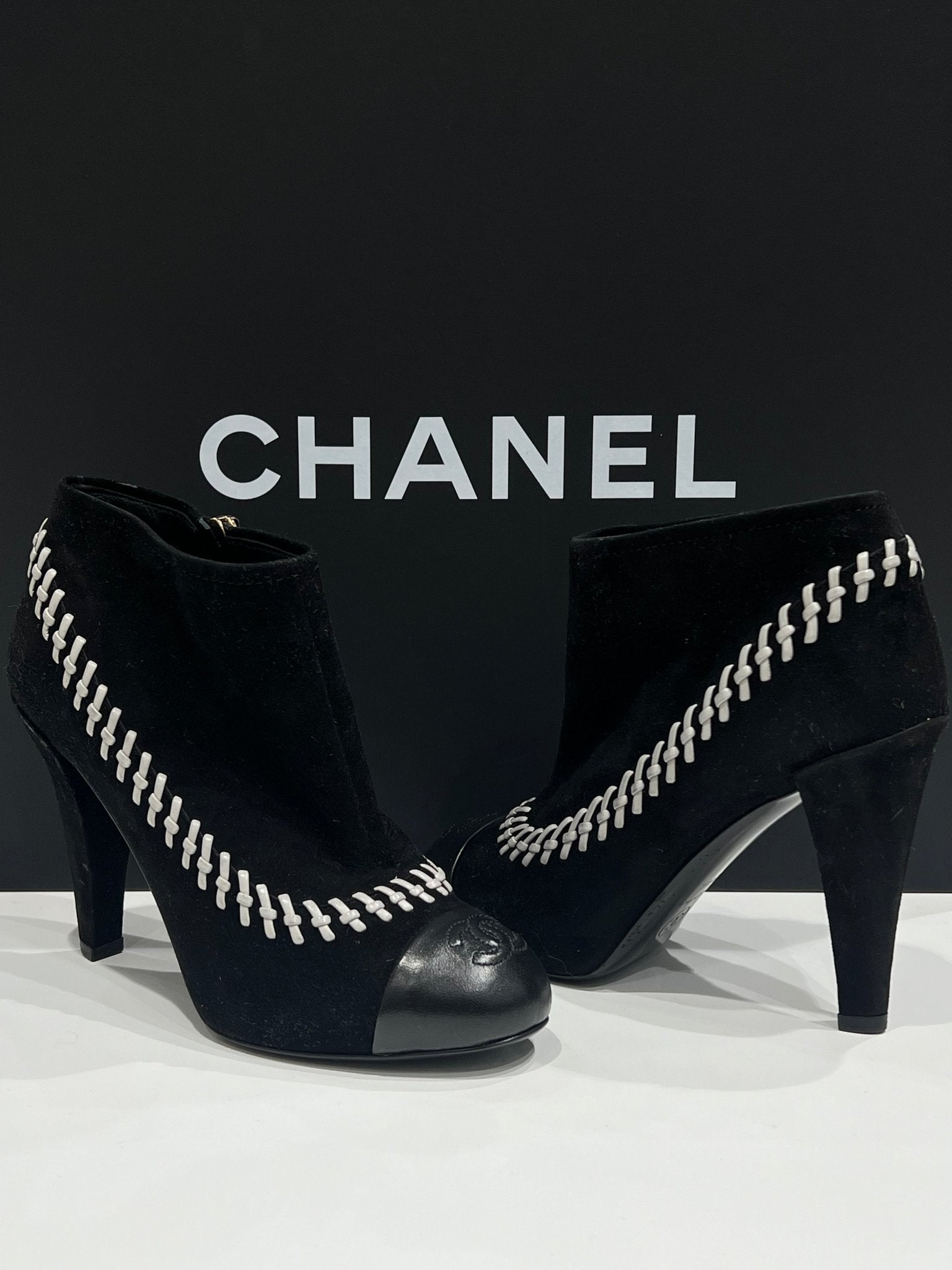 Chanel - boots daim, noir et blanc ￼ - Les Folies d&