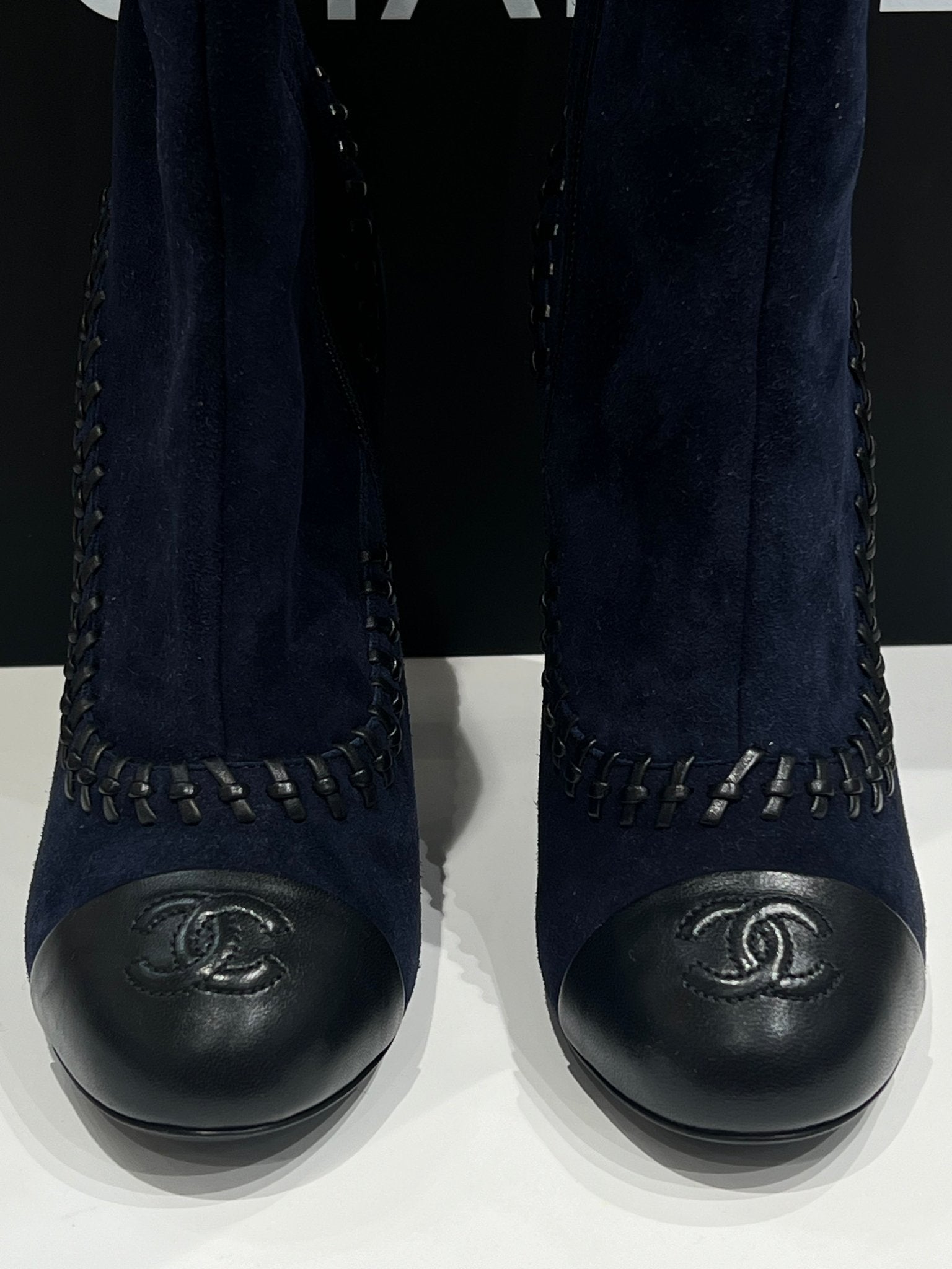 Chanel - bottines daim marine et noir - Les Folies d&