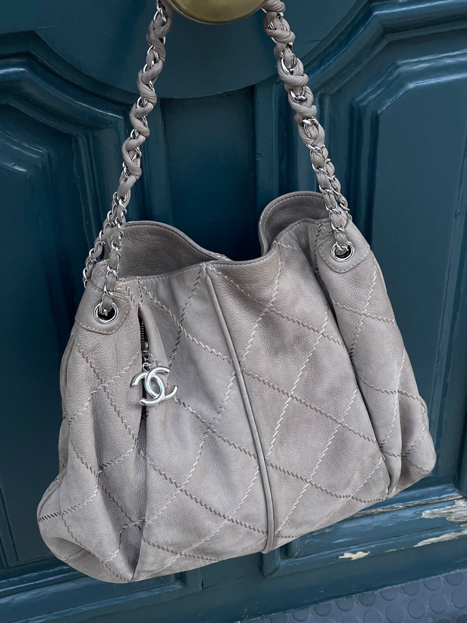 Chanel - cabas cuir Suède taupe - Les Folies d&