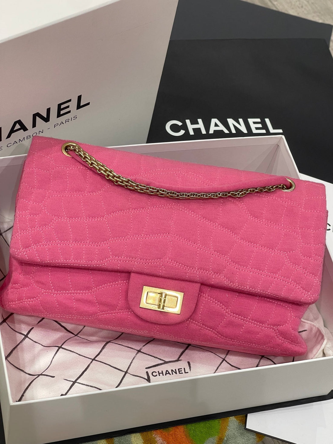 Chanel - Sac 2.55 jersey façon croco rose - Les Folies d&