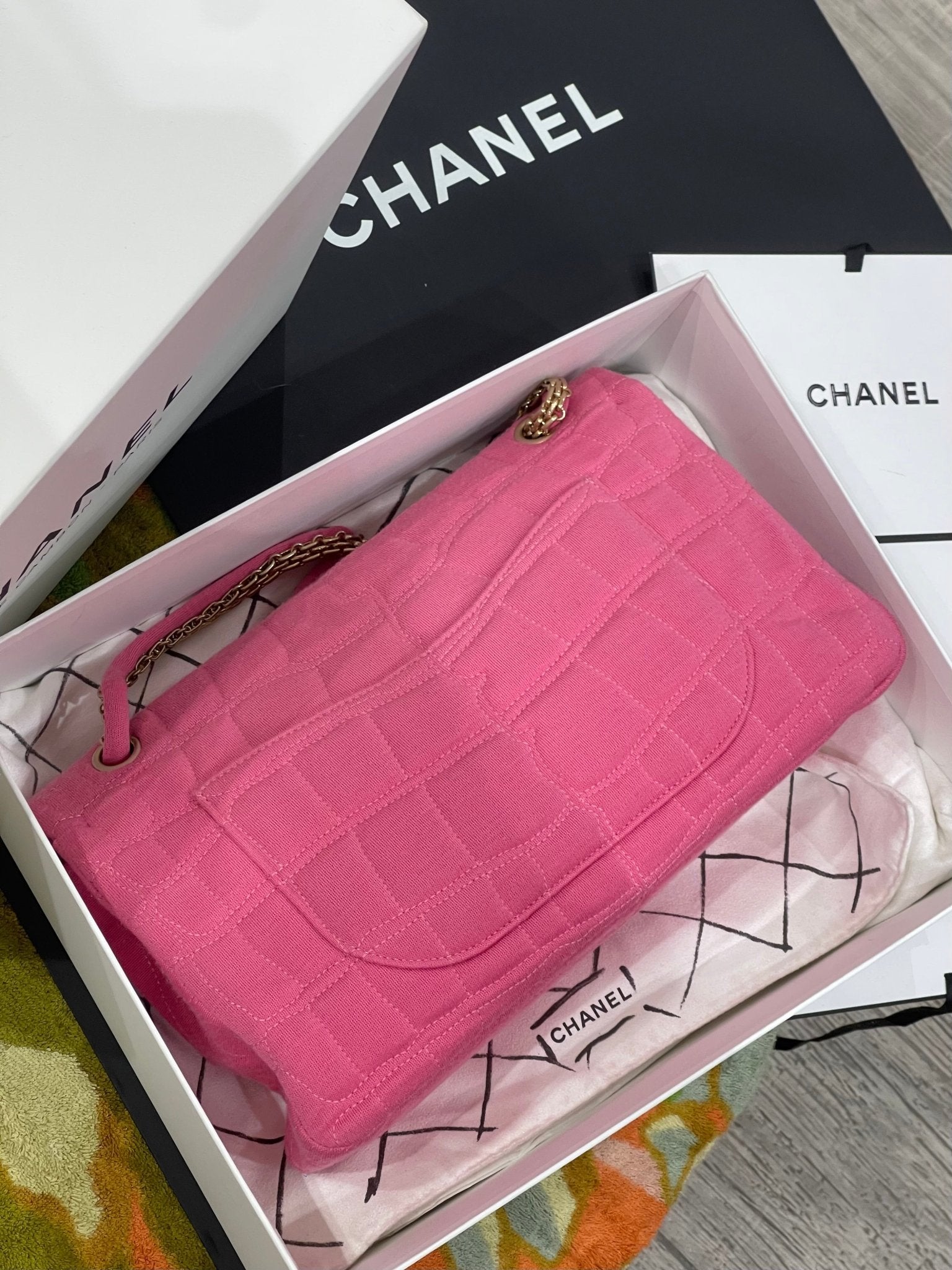 Chanel - Sac 2.55 jersey façon croco rose - Les Folies d&