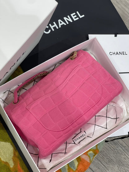 Chanel - Sac 2.55 jersey façon croco rose - Les Folies d&