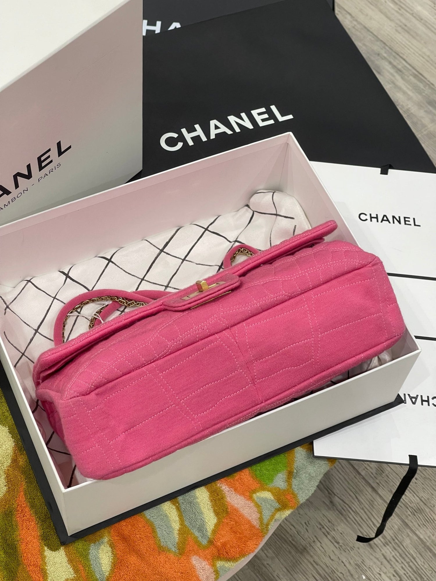 Chanel - Sac 2.55 jersey façon croco rose - Les Folies d&