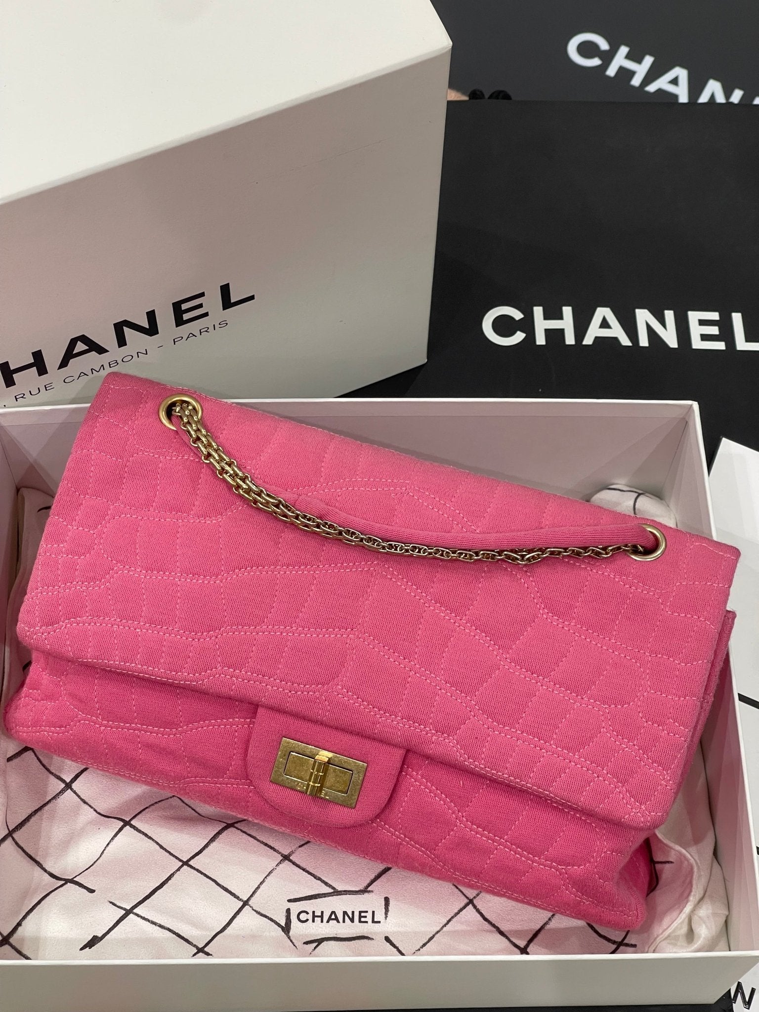 Chanel - Sac 2.55 jersey façon croco rose - Les Folies d&