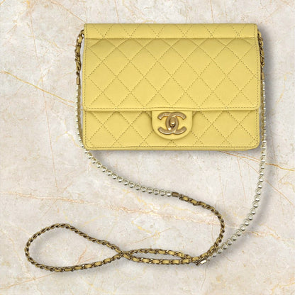 Chanel - Sac à rabat jaune - Les Folies d&