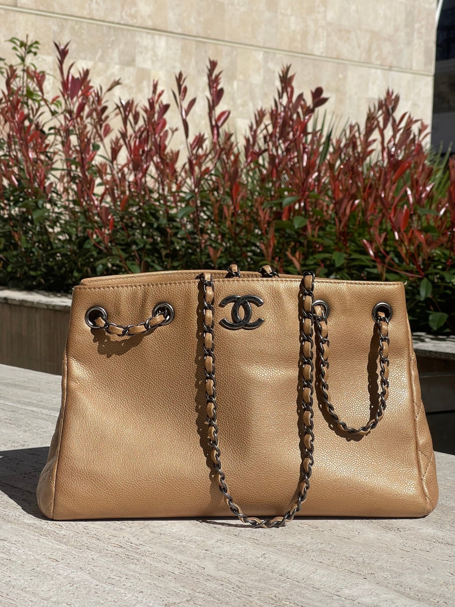 Chanel - Sac cabas irisé camel - Les Folies d&