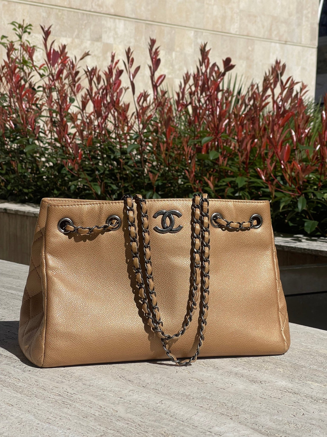 Chanel - Sac cabas irisé camel - Les Folies d&