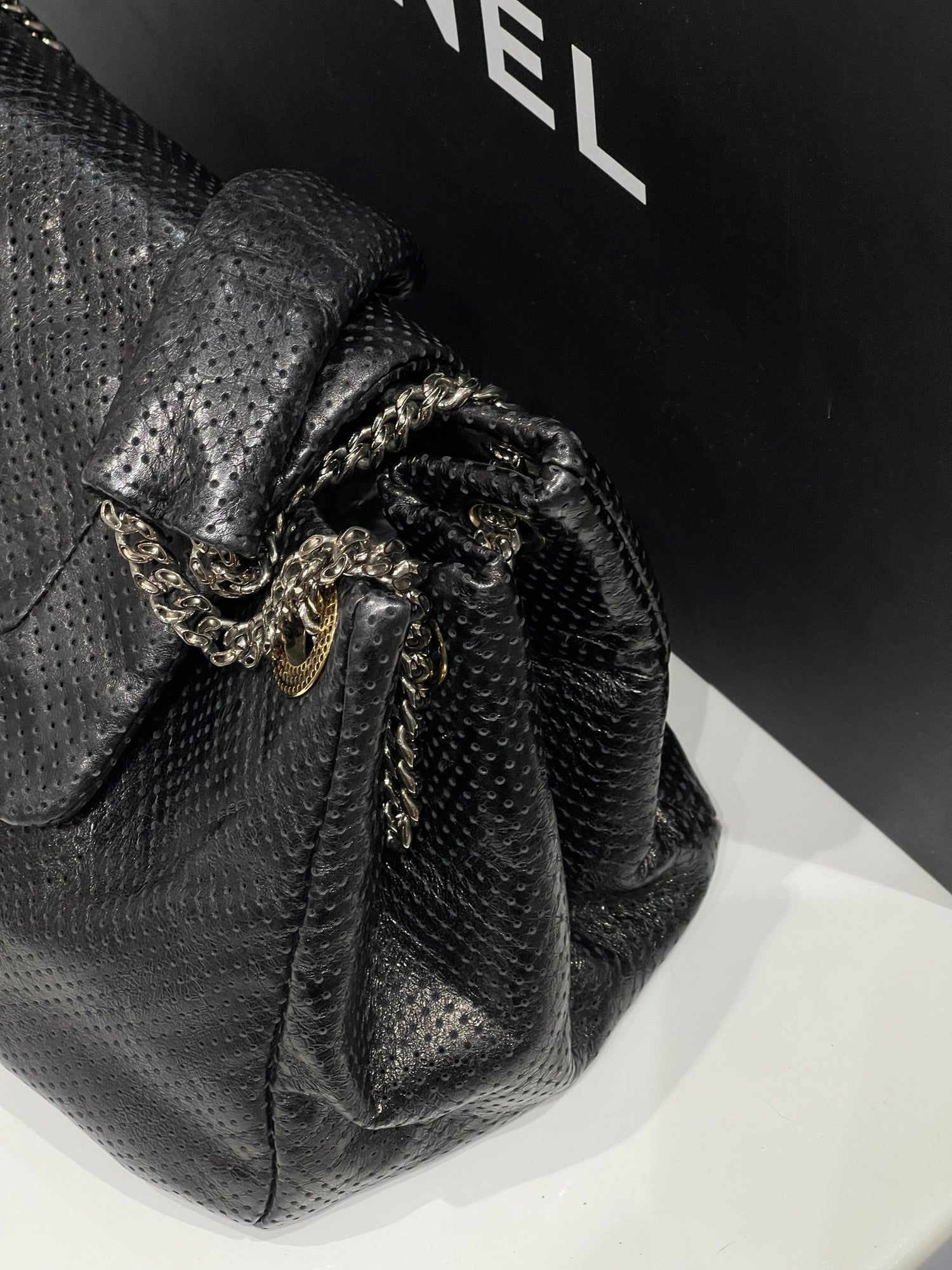 Chanel - sac demoiselle cuir perforé noir - Les Folies d&