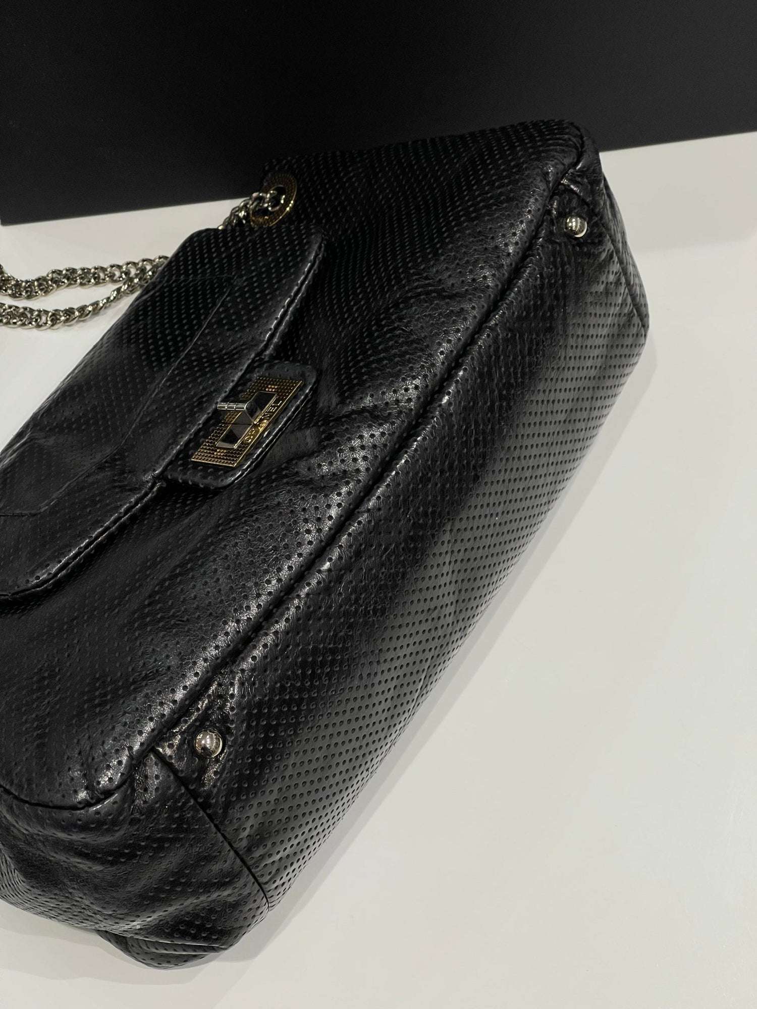 Chanel - sac demoiselle cuir perforé noir - Les Folies d&