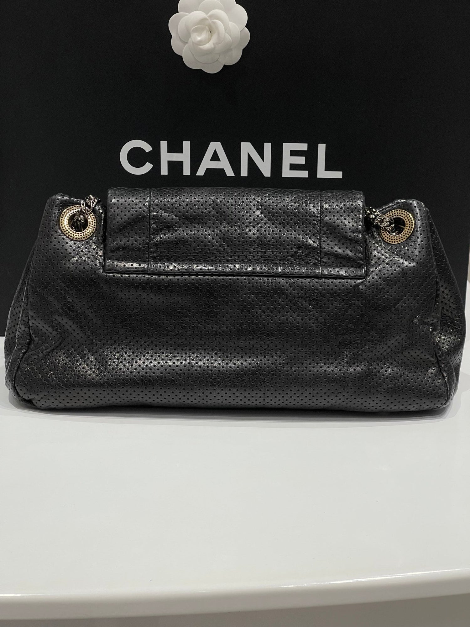 Chanel - sac demoiselle cuir perforé noir - Les Folies d&