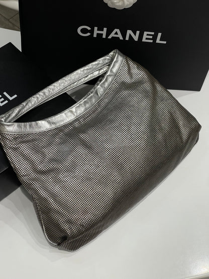 Chanel - Sac hobo Hollywood CC en cuir métallisé dégradé - Les Folies d&