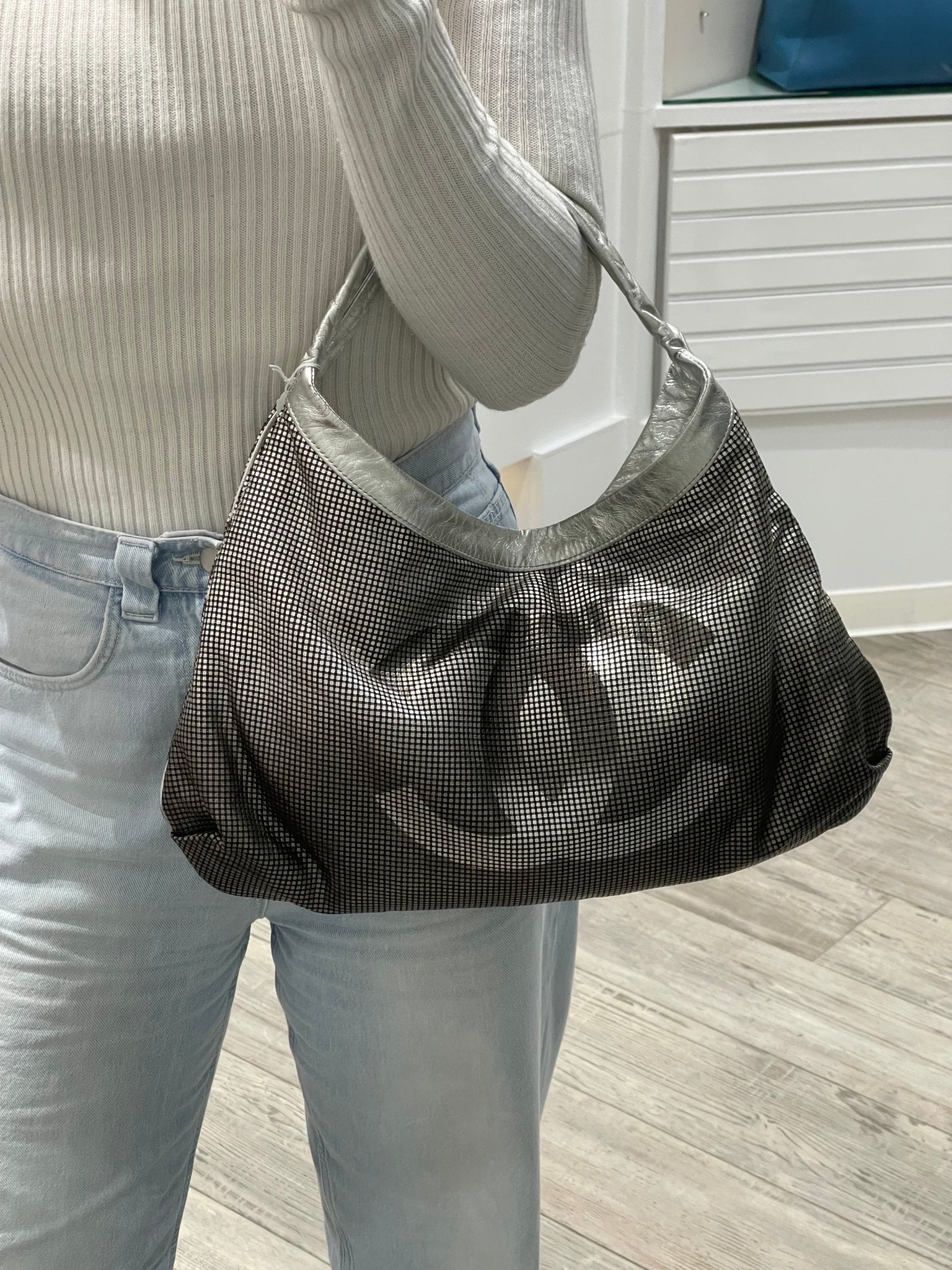 Chanel - Sac hobo Hollywood CC en cuir métallisé dégradé - Les Folies d&