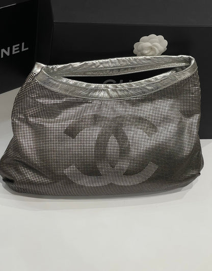 Chanel - Sac hobo Hollywood CC en cuir métallisé dégradé - Les Folies d&