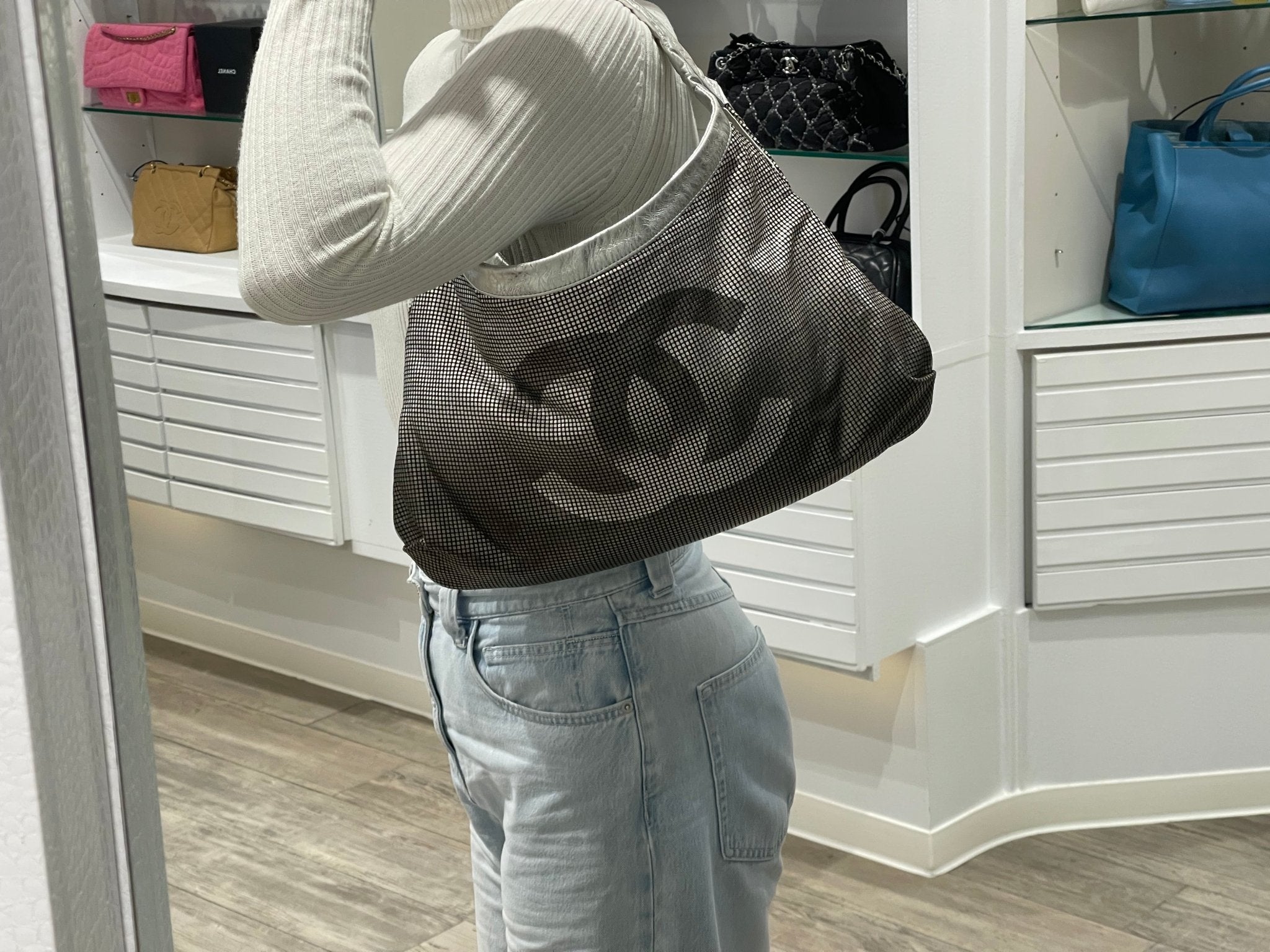 Chanel - Sac hobo Hollywood CC en cuir métallisé dégradé - Les Folies d&