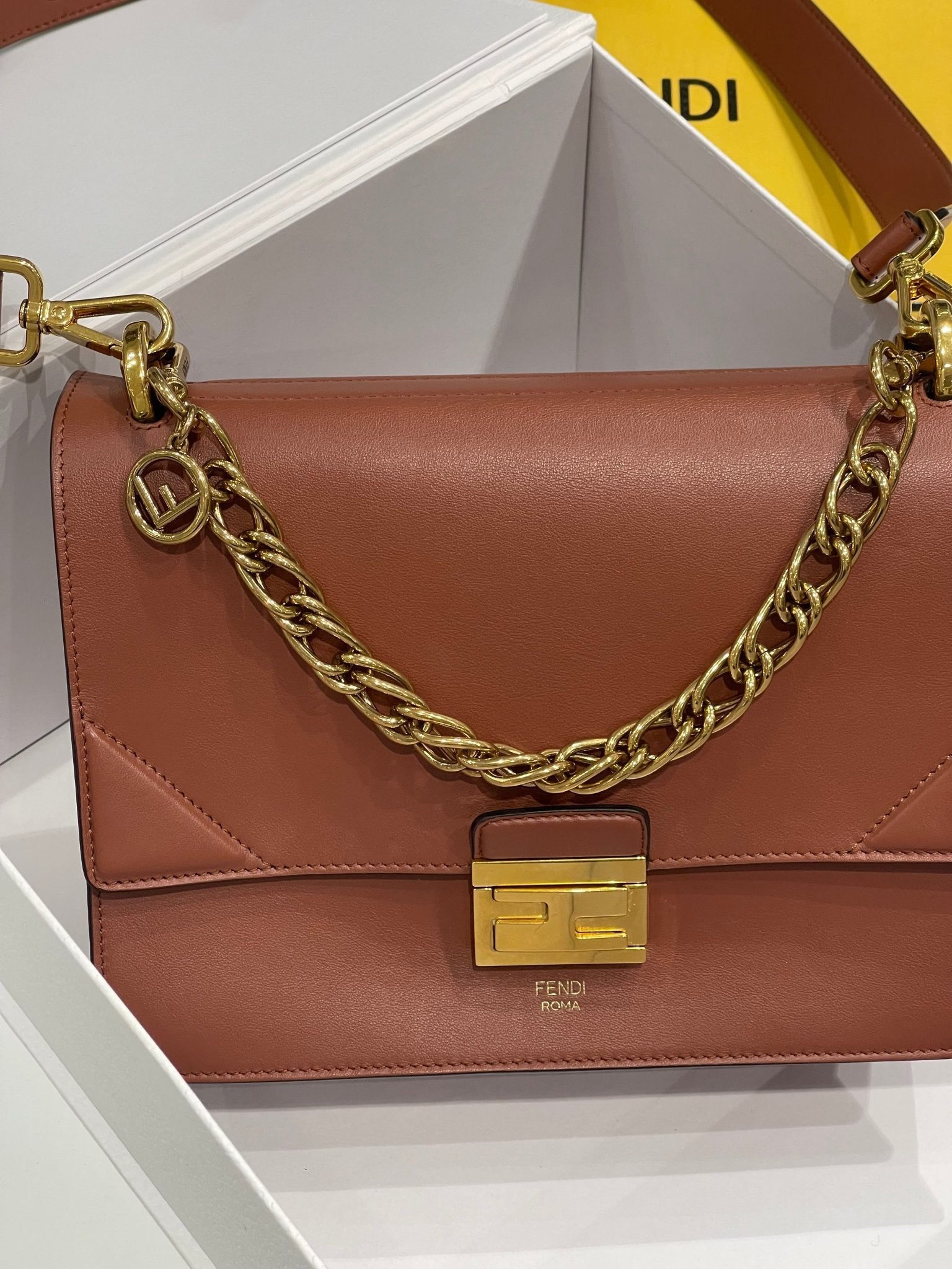 Fendi - Sac Kan U MM marron - Les Folies d&