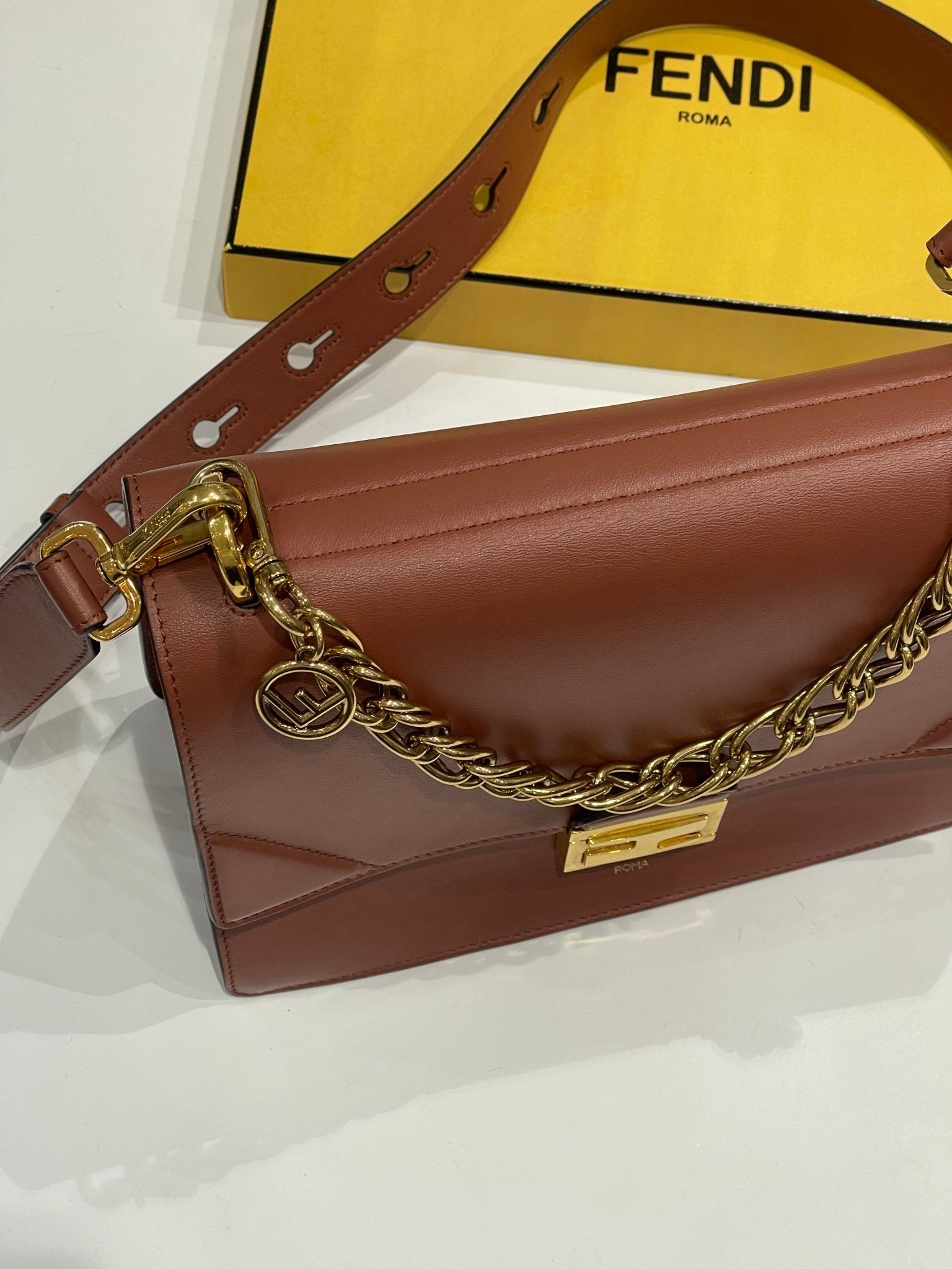 Fendi - Sac Kan U MM marron - Les Folies d&