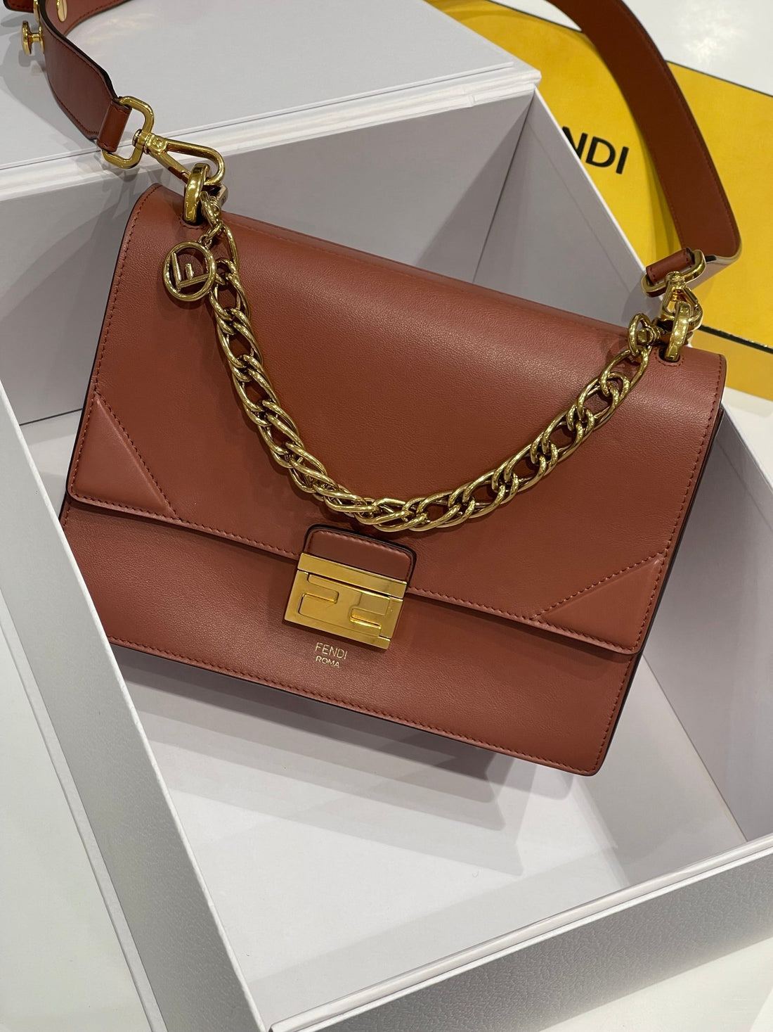 Fendi - Sac Kan U MM marron - Les Folies d&