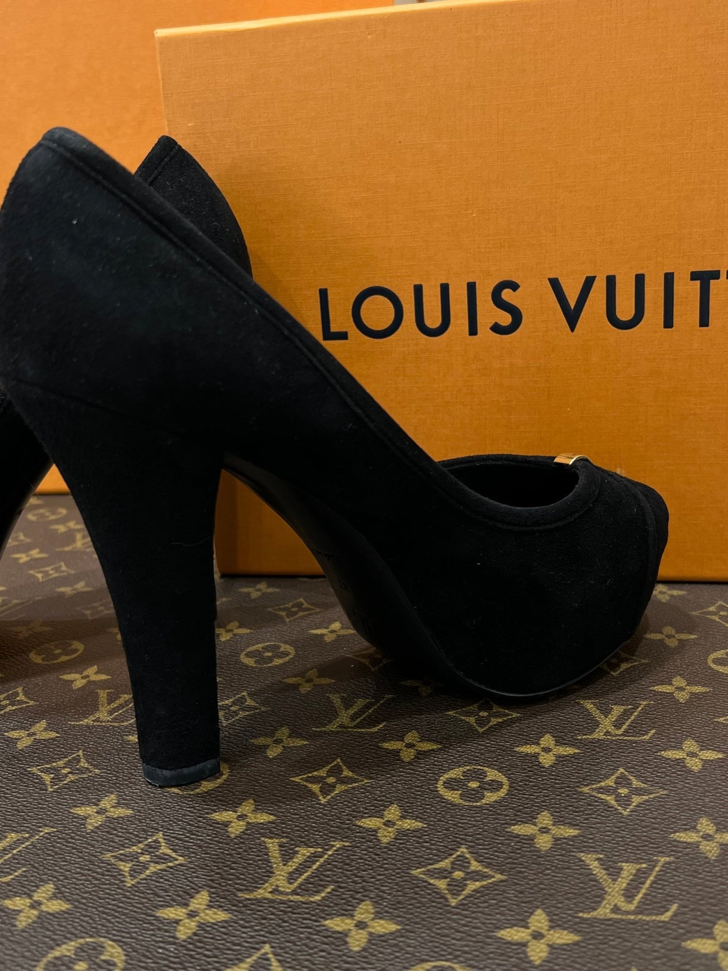 Louis Vuitton - escarpins plate-forme daim noir - Les Folies d&