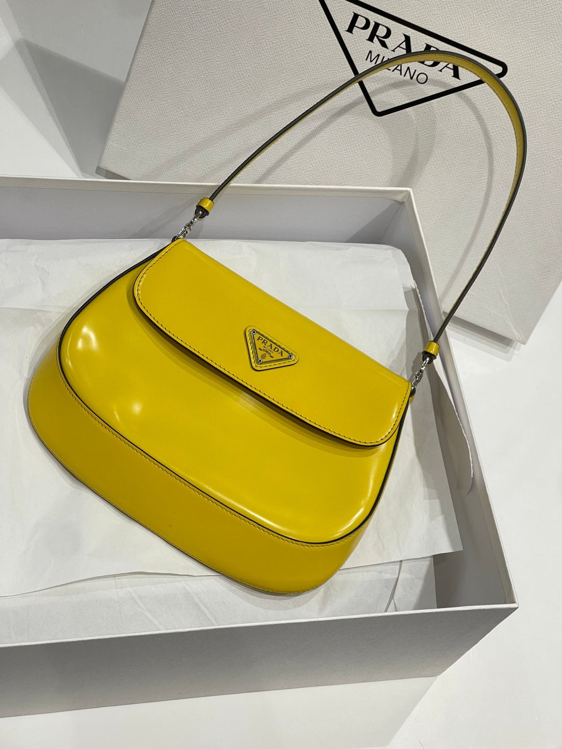 Prada - Sac épaule cleo à rabat jaune vif - Les Folies d&