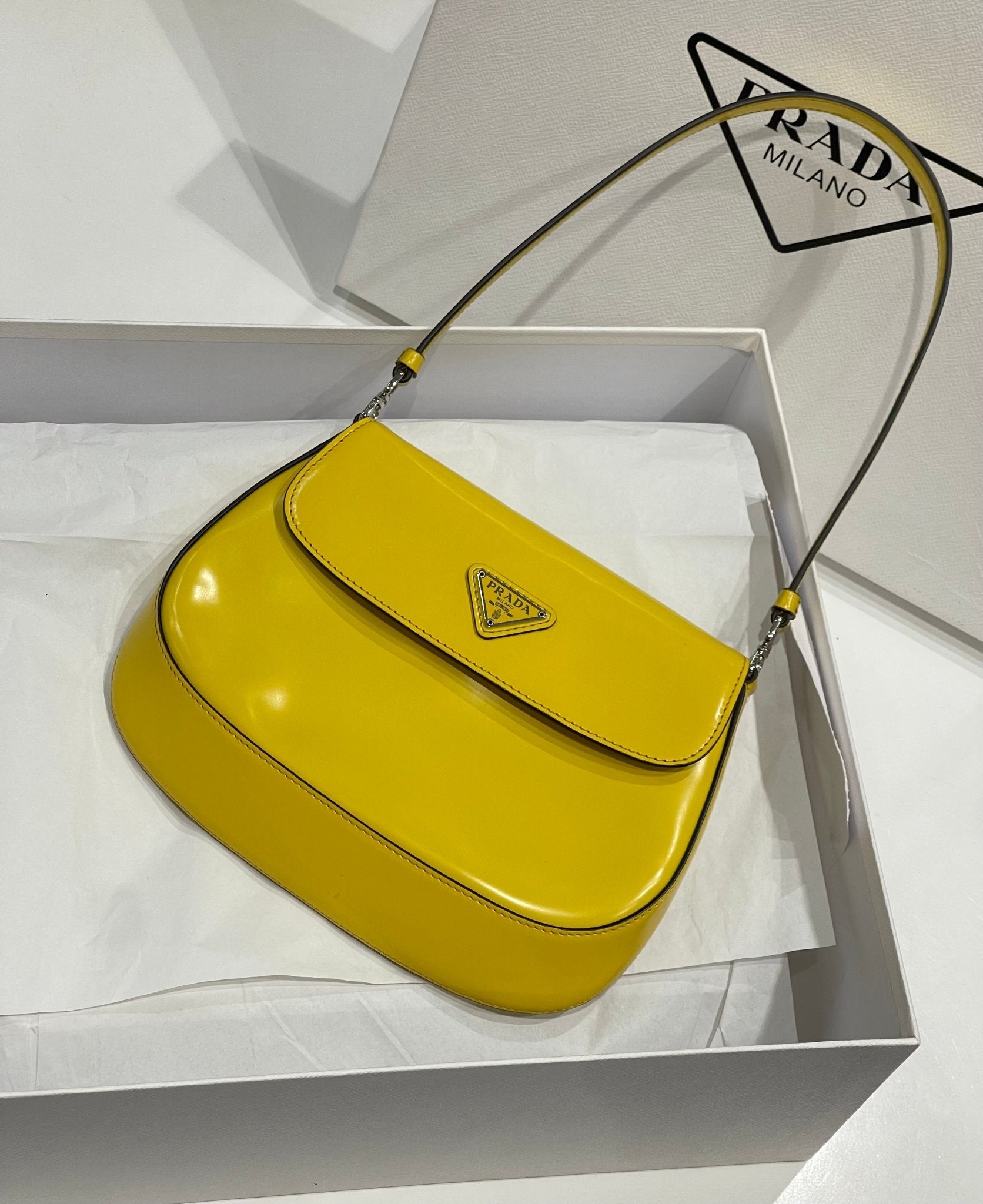 Prada - Sac épaule cleo à rabat jaune vif - Les Folies d&